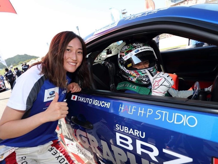 いつもグリッドには行くものの、こんな写真はこれまであまりなかったかも!?　このときは、運転席におさまる井口選手とブレーキの“タレ方”や路面の状況などについて、私（写真左）のレースでの様子を伝えていました。先輩方に状況について聞いてもらえるようになったのは、私にとってとてもうれしいことです！ まだまだ教えてもらうばかり、足りないことばかりですが、少しずつ成長できているのかな？　と。小さなことかもしれませんが、自信にもつながります。