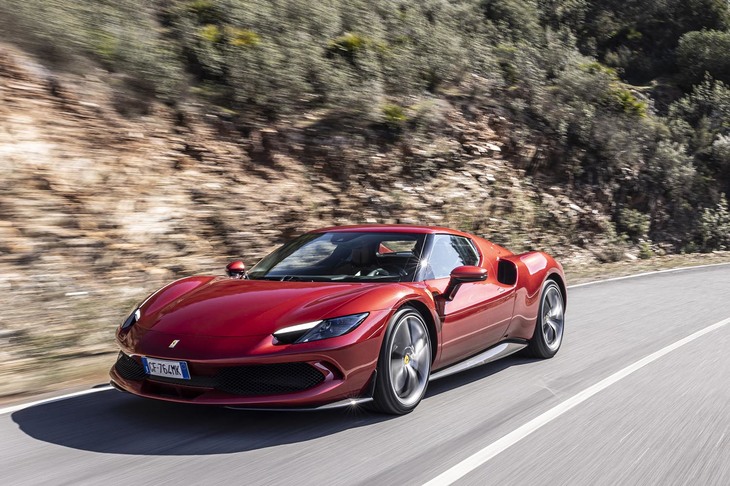 春のスペインで、スタンダードの「フェラーリ296GTB」と、サーキット向けに仕立てられたアセットフィオラーノ仕様の両方をテストしました。（photo：フェラーリ）