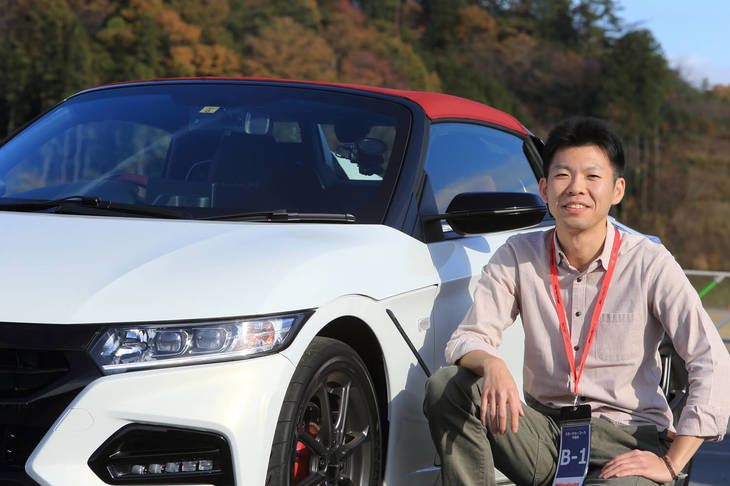「スポーツカー走行」コースに参加した小林 統さん。愛車は珍しいMT仕様の「フォルクスワーゲン・ポロGTI」だ。「S660」は初体験で、標準車でも十分にスポーツカーの楽しさが味わえたというが、「モデューロX」に乗り換えると、標準車より楽にコーナーにアプローチできることに感動したという。安定感のある走りで、標準車より運転が楽に感じられたそうだ。「スポーツカーなので、どちらも良い」としながらも、「標準車にはじゃじゃ馬的な楽しさがあるけど、安心感ある走りを含め、トータルでは『モデューロX』の方が断然上」と語っていた。