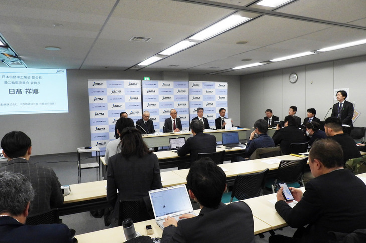 第9回メディアミーティングの会場の様子。かつては同じ会議室で、机を“ロ”の字にして車座でディスカッションしていたこともあったが、今ではご覧のとおり。多くの報道関係者が詰めかけるようになった。