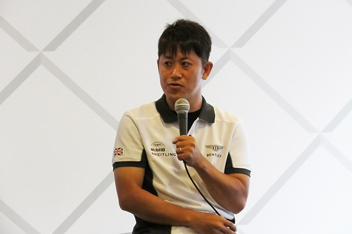 今年（2016年）はSUPER GTのGT300クラスに参戦している荒 聖治選手。さまざまなカテゴリーで活躍してきたレーシングドライバーで、2004年にはルマン24時間レースで総合優勝している。