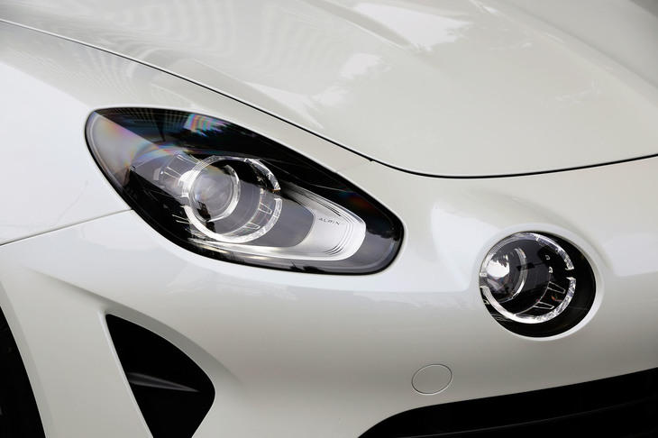 4つの独立したフルLEDヘッドランプを持つフロントまわりが、オリジナルの「A110」を思わせる。