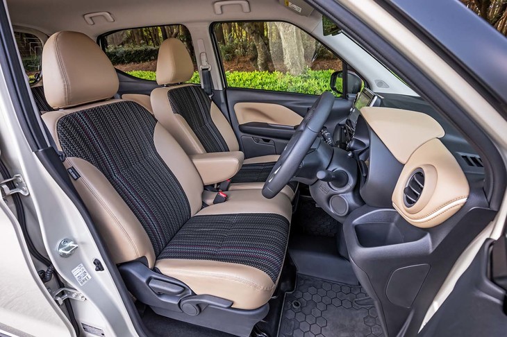 「eKクロスT」のフロントシート。運転席と助手席の間にアームレストも備わる。インパネとカラーコーディネートされたシート表皮は、オプションである「プレミアムパッケージ」によるもの。
