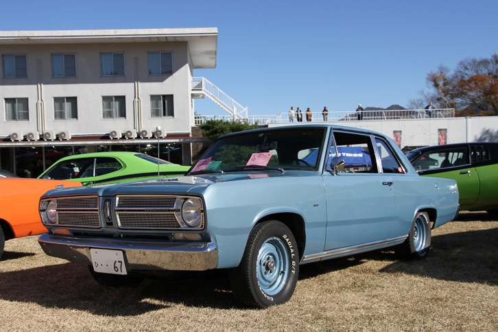 1967年「プリムス・バリアント シグネット」。プリムスのコンパクトカーだが、若葉マークを付けて参加していたオーナーは弱冠19歳！ 高齢化が進んでいるクルマ趣味の世界では、実に貴重な存在である。