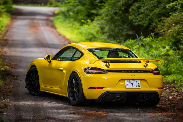 「718ケイマンGT4」のボディーサイズ（本国値）は全長×全幅×全高＝4456×1801×1269mm、ホイールベースは2484mm。車重は1420kg（DIN）と発表されている。「718ケイマン」よりも車高は30mm低い設定で、より低重心化が図られたという。