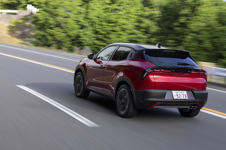 【アルファ・ロメオ・ジュニア イブリダ プレミアムのスペック】
	ボディーサイズ：全長×全幅×全高＝4195×1780×1585mm／ホイールベース：2560mm／車重：1330kg／駆動方式：FF／エンジン：1.5リッター直3 DOHC 12バルブ ターボ／モーター：交流同期電動機／トランスミッション：7段AT／エンジン最高出力：136PS（100kW）/5500rpm／エンジン最大トルク：230N・m（23.4kgf・m）/1750rpm／モーター最高出力：22PS（16kW）/4264rpm／モーター最大トルク：51N・m（5.2kgf・m）/750-2499rpm／タイヤ：（前）215/55R18 99V／（後）215/55R18 99V（グッドイヤー・エフィシェントグリップ2）／燃費：23.1km/リッター（WLTCモード）／価格：468万円
	
	【取材時の燃費データ】
	テスト距離：357.0km（市街地1：高速道路8：山岳路1）／使用燃料：33.0リッター（ハイオクガソリン）／参考燃費：10.8km/リッター（満タン法）／11.0km/リッター（車載燃費計計測値）