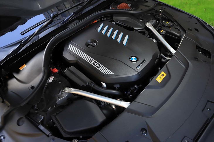 プラグインハイブリッドパワートレインはシステム全体で最高出力394PSと最大トルク600N・mを発生。やはりBMWは6気筒に限る!?