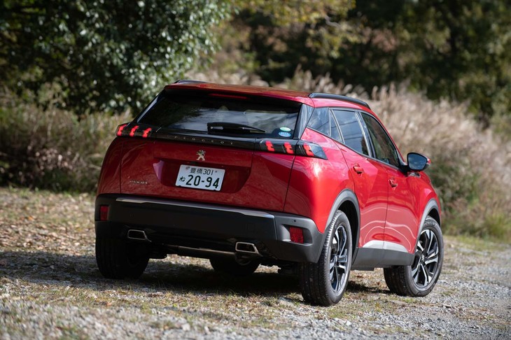 サイドウィンドウはBピラー後方からリアに向けて急激にキックアップしている。