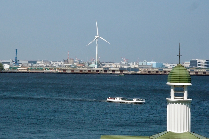 風力発電施設「ハマウィング」（写真奥）。みなとみらいから約1.5kmの横浜市神奈川区内に建設された。風車の高さ（最高到達点）は118mで、定格出力は1980kW。