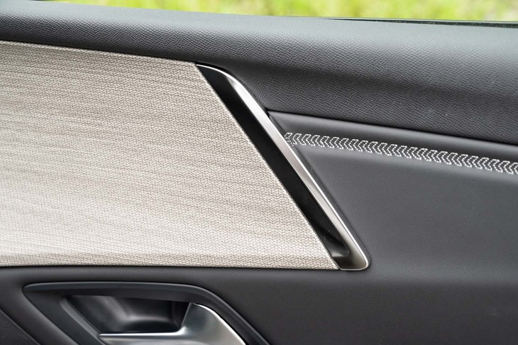 白いウッド調パネルの表面にも細かなシェブロンをレイアウト。レザー部分のステッチもシェブロン形だ。