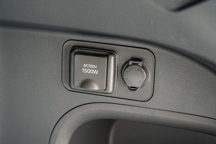 荷室の右側面にはAC100V・1500Wのコンセントが用意される。