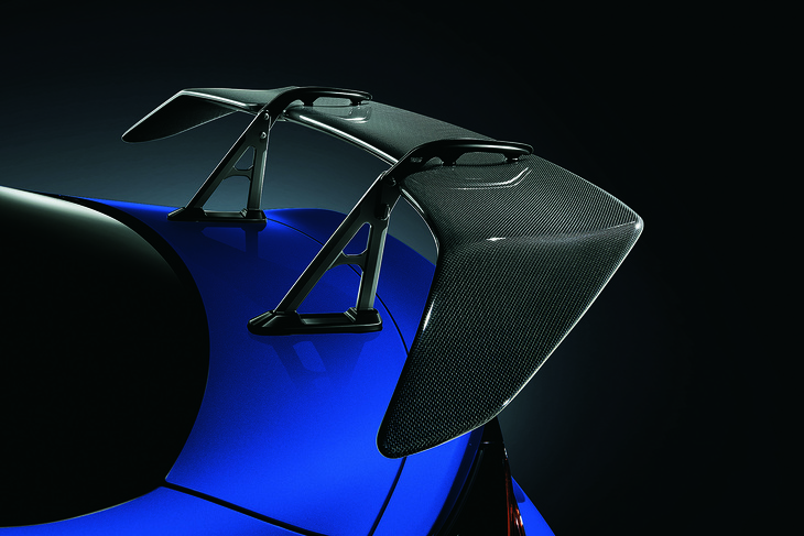 「タイプRA withリアスポイラー」の大型リアウイングはドライカーボン製。これの有無だけでなく「タイプRA」とはホイールの色も異なっている。