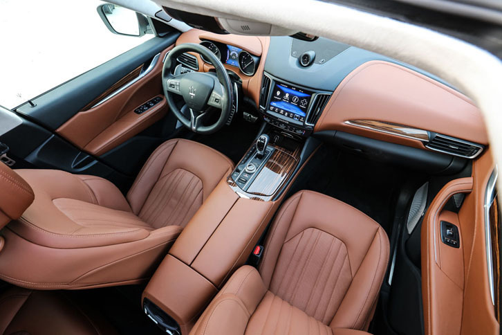 革をふんだんに用いた瀟洒（しょうしゃ）なインテリアはマセラティのみどころのひとつ。その特徴は「レヴァンテ」にも受け継がれている。