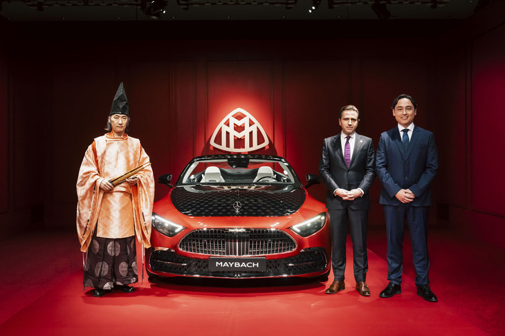 左から「マイバッハSLモノグラムシリーズ」の発表イベントでオープニングアクトを担当した雅楽師の東儀秀樹氏、メルセデス・ベンツグループ社メルセデス・マイバッハ部門責任者ダニエル・レスコー氏、メルセデス・ベンツ日本の社長兼CEOゲルティンガー剛氏。