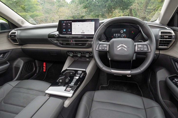 ダッシュボードの奥行きが抑えられているためキャビンは広々としている。トーンは抑えめでも明るい雰囲気があるのがフランス車らしいところ。