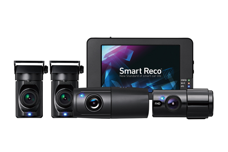 4つのフルHDカメラで車両の周囲をくまなく監視・録画することを可能としたスマートレコ パーフェクト4。本体はタッチパネル式3.5インチモニターを有しており、取り外して車外での映像確認も可能。