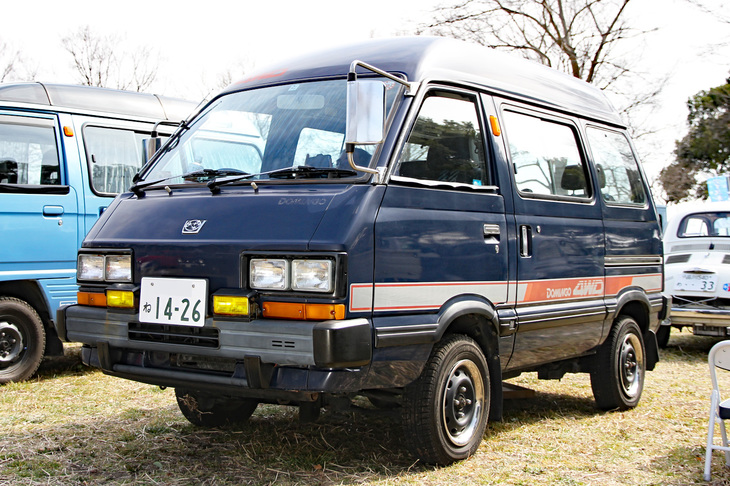 「スバル・ドミンゴ4WD」。軽ワンボックスバンの「サンバートライ」に「ジャスティ」用の1リッター直3エンジンを積んだ7人乗り乗用ワゴンの4WD仕様。1983年にデビューしたニッチな市場向けのモデルだが、山間部の宿泊施設などに重宝された。