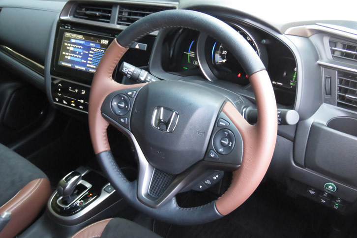 ホンダ・フィット ハイブリッドL Honda SENSING（ステアリングホイール）