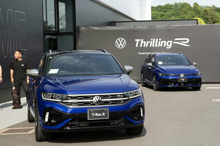 クラブハウスでは「TロックR」と「ゴルフRヴァリアント」の、2台のRモデルがお出迎え。ドイツではミッドサイズSUV「トゥアレグ」にもRモデルがラインナップされる。