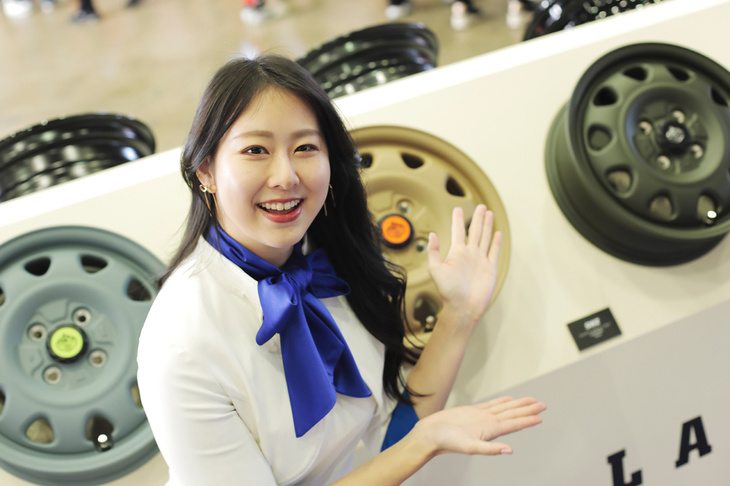 トピー実業ブースの古城優奈さん