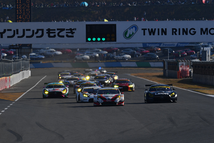 GT300クラスの予選トップは、No.31 TOYOTA PRIUS apr GT。総勢28台が最後のバトルを繰り広げた。
	 