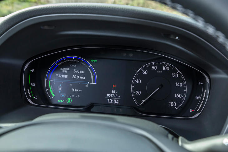 メーターパネルはフルデジタル。速度や燃費、パワープラントの作動状態、運転支援システムの作動状態など、さまざまな情報が表示されるが、ドイツ車のようにナビゲーションの表示機能は搭載されていない。