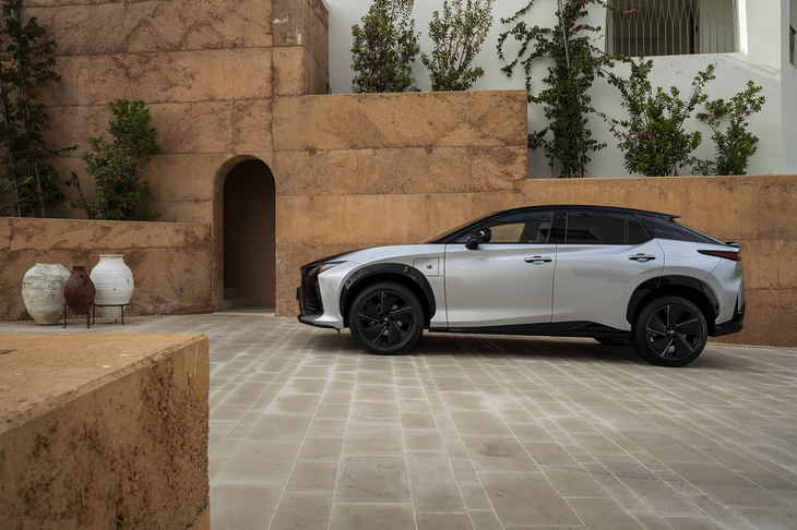 セルを改良し、セル数も増やした新型の駆動用リチウムイオンバッテリーを搭載。総電力量は従来の71.4kWhから76.96kWhに増えている。