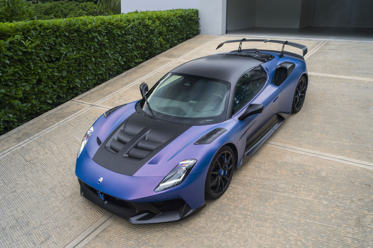 米カリフォルニア州モントレーで初披露された「マセラティGT2ストラダーレ」は、「MC20」をベースとするレーシングマシン「マセラティGT2」のロードバージョン。