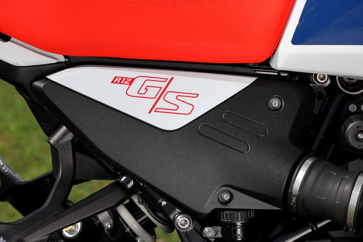 BMWいわく、車名の「G/S」は「Gelände（ゲレンデ：大地）／Straße（シュトラーセ：道）」の意味。「R1300GS」「R900GS」などの「GS」は「Geländesport（ゲレンデシュポルト）」の意味なので、これらのモデルでコンセプトが異なっているのがわかる。