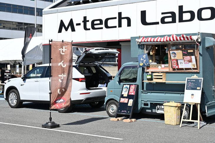 会場内のキッチンカーも「アウトランダー」からの電気で稼働していた。