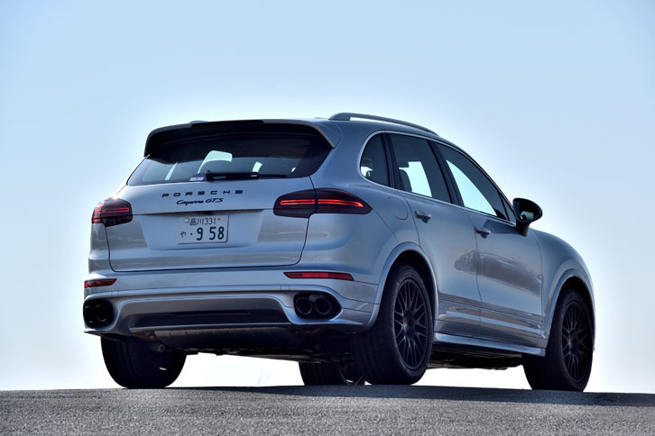 「GTS」グレードでは、ルーフスポイラーやリアバンパー下のロワーパネルがボディー同色となる「スポーツデザインパッケージ」が標準装備となる。試乗車のボディーカラーは「ロジウムシルバーメタリック」。