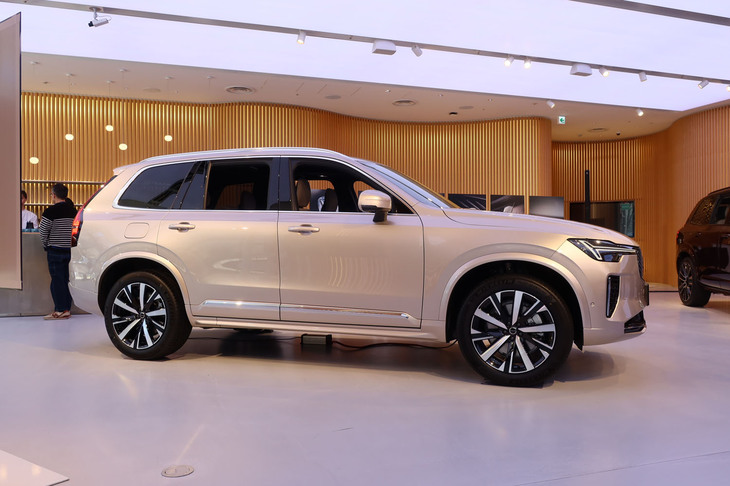 ボルボXC90プラスB5 AWD
