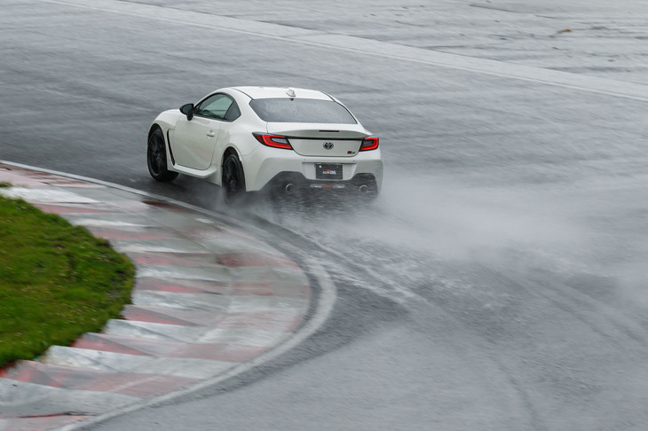 「GR86」はスロットルレスポンスを向上させ、ブリッピング操作をしやすいセッティングに。接地感向上を目的にダンパーの減衰力特性を見直している。