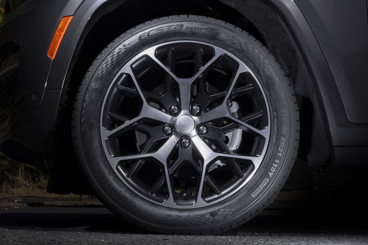 「グランドチェロキー サミットリザーブ4xe」には純正と同じ275/45R21サイズを装着。「PS71 SUV」のラインナップは17～22インチの全41サイズで、「トヨタ・ヤリス クロス」や「マツダCX-3」などの国産人気SUVから輸入大型SUVまでカバーする。