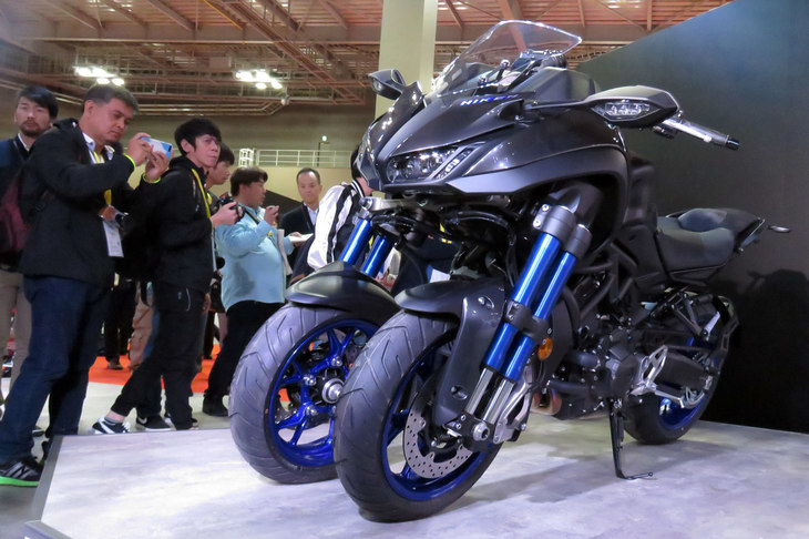 東京モーターショー2017で世界初公開された三輪モーターサイクルの「ヤマハ・ナイケン」。これを市販化しちゃうんだから……。ヤマハの前のめりな姿勢を、四輪メーカーも少し見習ってほしい。