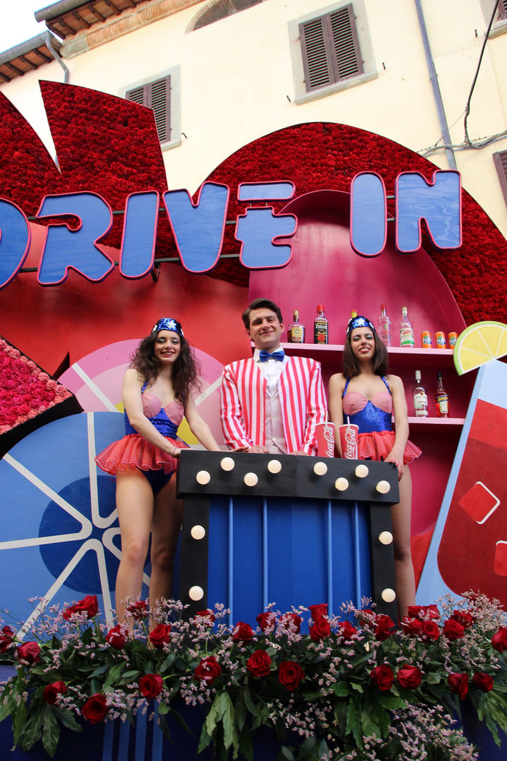 ベルルスコーニ系民放テレビ局「メディアセット」が1980年代に放映していたバラエティー番組『ドライブイン』の再現。