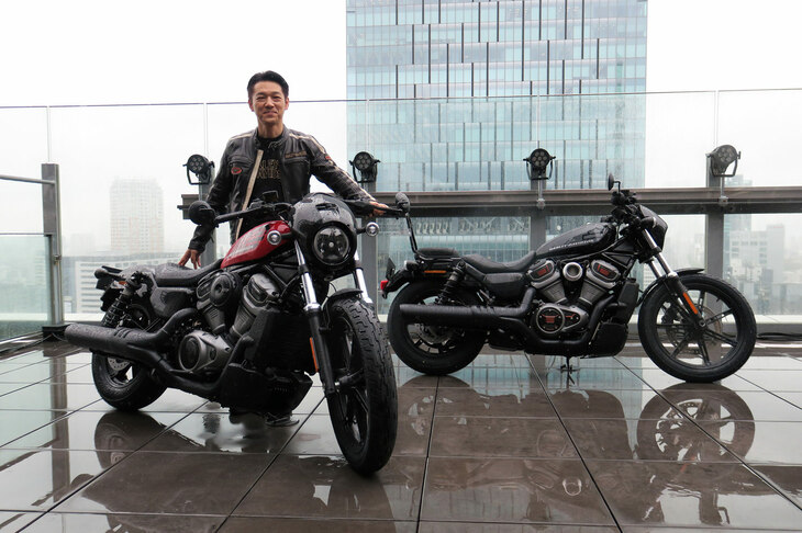 「ハーレーダビッドソン・ナイトスター」とハーレーダビッドソン ジャパンの野田一夫社長。