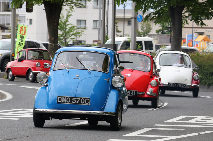 ドイツ製の「BMWイセッタ」と「ハインケル」、そしてイギリスでハインケルをライセンス生産した「トロージャン」という、前開きドアを持つ3台のバブルカー。
