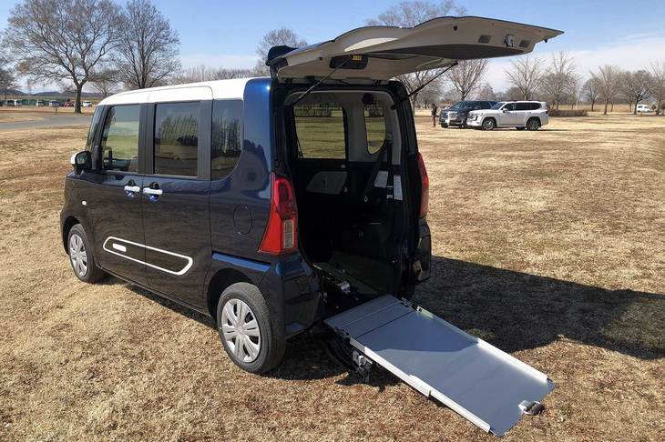 「タントスローパー」はタントの車いす仕様車である。DNGAの剛性、低重心性はまるで魔法。タイヤの接地性が抜群で、こんなに背が高いのにコーナリングが超絶安定しているのだ。