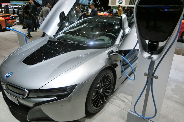 BMWはジュネーブショーのカンファレンスで、2021年に発売予定の自動運転車「i NEXT」を話題にしなかった。（写真はBMWブースに展示された「i8」）