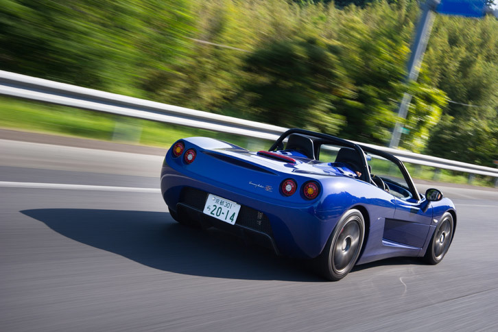 動力性能については、0-100km/h加速が3.9秒、最高速が180km/hと公表されている。