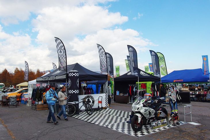 「浅間ヒルクライム」では、観覧エリアで走るクルマを眺めるのはもちろん、会場内を散策しているだけでも十分に楽しめる。（写真＝webCG）