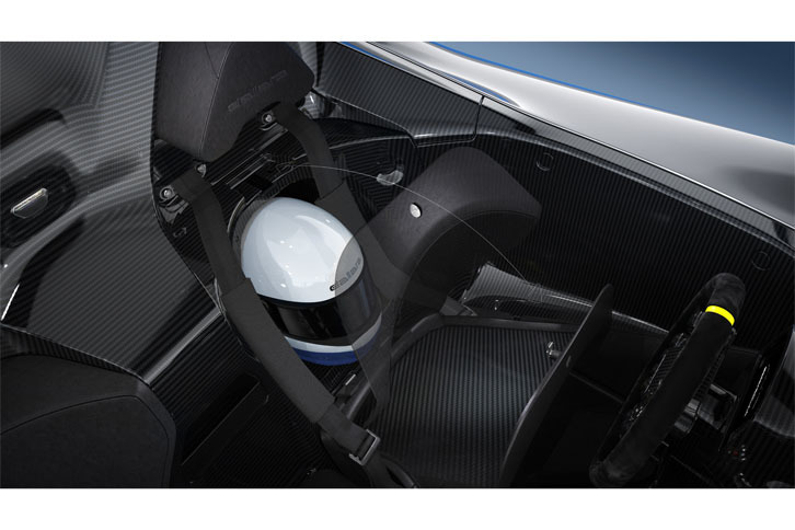 シートバックの裏には、ヘルメットがすっぽりと入るスペースがある。その他、エンジンの後ろにも小さなコンパートメントがあり、1泊旅行くらいなら可能だ。