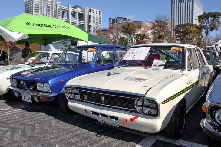 毎年秋に群馬大学工学部 桐生キャンパスで開かれている「クラシックカーフェスティバル in 桐生」をプロデュースしている「ジャックヒストリックカークラブ」のスタンドに展示されていた1968年「ロータス・コーティナMk2」と1973年「トライアンフ1500TC」。コーティナには“FOR SALE”とあるが、「できれば売りたくない」気持ちが伝わってくる微妙な値付けだった。