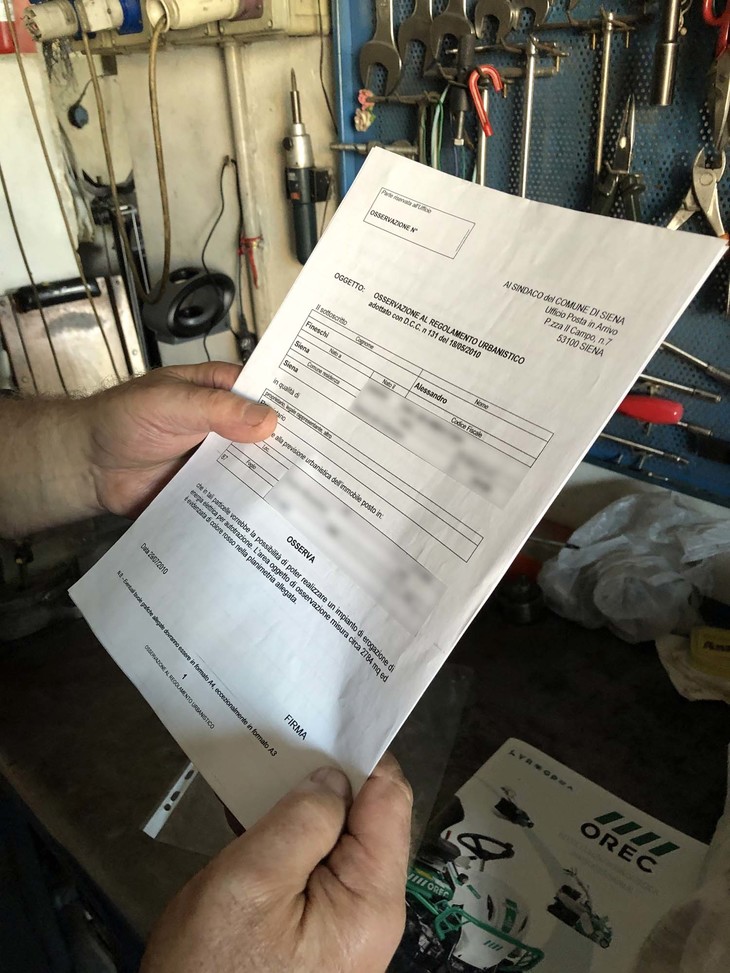 アレッサンドロさんが2010年に用意した電気自動車充電ステーションの営業許可申請書。