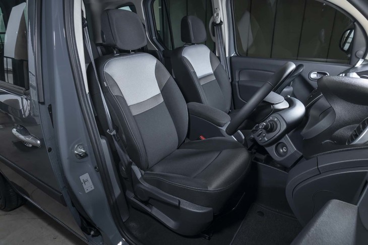 シートにはグレー系のグラデーションカラーを使ったファブリック表皮を採用。立派なサイドサポートを備えているところはさすがルノーだ。