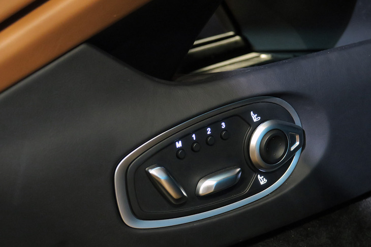 アストンマーティンDB12（パワーシートのスイッチパネル）