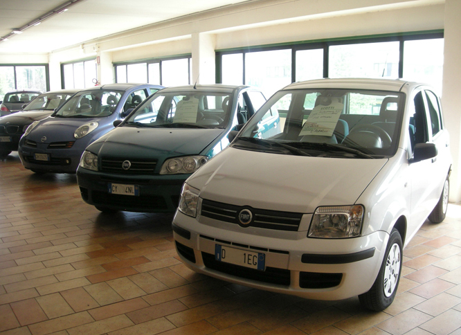 現在のアルファ・ロメオのコーナーは、ついこの間まで雨にあてたくない特選中古車の展示場だった。2008年撮影。