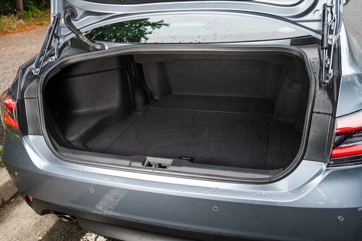 「クラウン2.5 G」のトランクルームの容量は431リッター。9.5インチのゴルフバッグが4つ積めるとうたわれる。