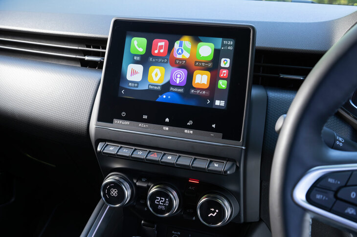 ダッシュボード中央に備わる「マルチメディアEASY LINK」のタッチパネル。Apple CarPlayやAndroid Autoといった、携帯端末との連携機能も搭載されている。